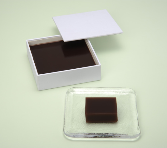 水羊羹『絹・深紫』 限定販売のお知らせ | お知らせ | 株式会社 虎屋