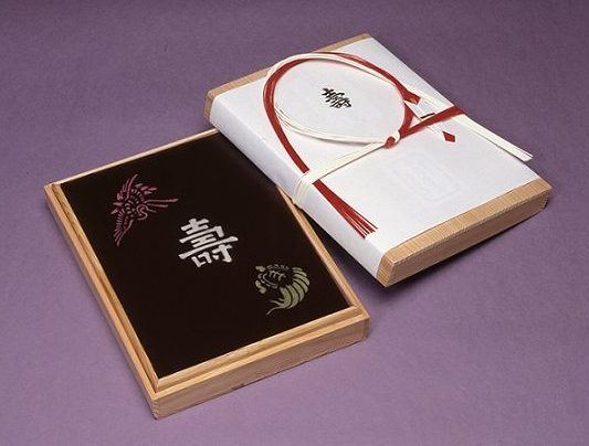 文字や模様を「刷り込み」した羊羹 | 和菓子だより | 菓子資料室 虎屋