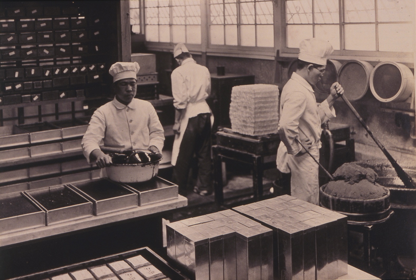 昭和初期の羊羹製造風景 | 和菓子だより | 菓子資料室 虎屋文庫