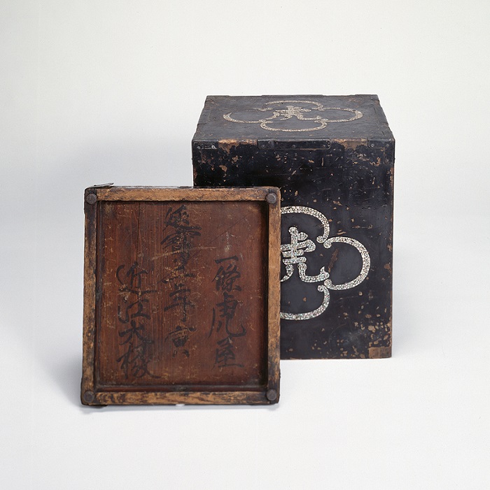 鐶虎紋青貝井籠外箱 延宝2年（1674） | 和菓子だより | 菓子資料室